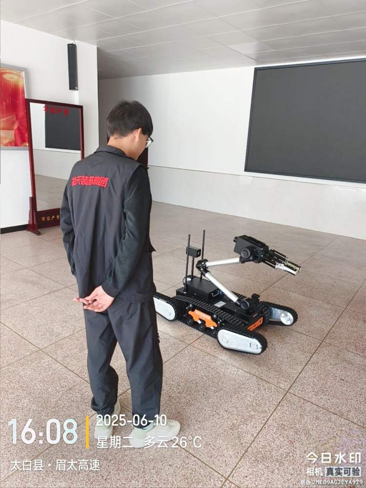 1762154996182071.jpg 雙擺臂排爆機(jī)器人驗(yàn)收1.jpg